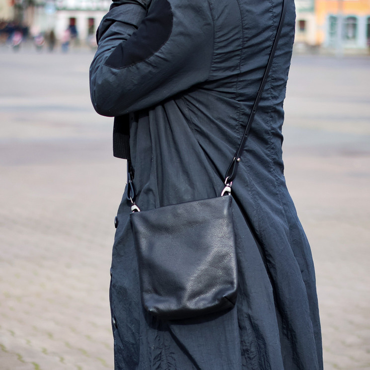 Ellen Truijen, All Ways Strapped Damen Umhängetasche, schwarz